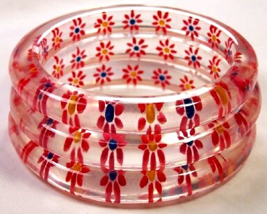 LG51 set 3 acrylic bangles w red flowers